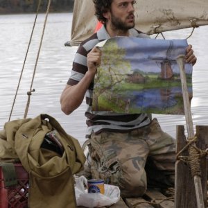 Silas Weir Mitchell, nel ruolo di Haywire, qui mentre costruisce la sua zattera per il viaggio in Olanda, nell'episodio Il messaggio, della serie Prison Break