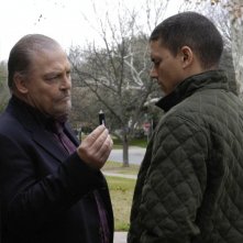 Stacy Keach e Wentworth Miller; il personaggio di Keach sta consegnado delle prove cruciali nell'episodio 'Un caso di coscienza' della serie Prison Break