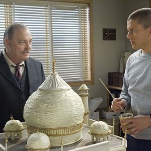 Stacy Keach, nel ruolo del Direttore Pope, insieme a Wentworth Miller nell'episodio 'Conto alla rovescia' della serie Prison Break