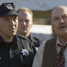 Wade Williams nel ruolo del perfido Brad Bellick e Stacy Keach nei panni di Henry Pope, nella serie Prison Break, episodio: L'inizio della fine