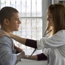 Wentworth Miller e Sarah Wayne Callies in un raro momento di romanticismo nella serie Prison Break, episodio: Uno di troppo