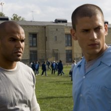 Wentworth Miller insieme a Amaury Nolasco che interpreta Fernando Sucre nella serie Prison Break, episodio: Progetto giustizia