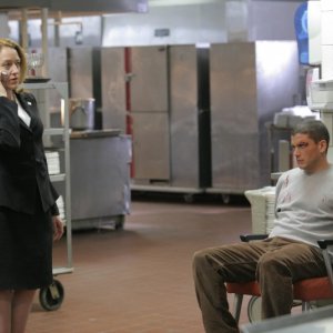 Wentworth Miller insieme a Patricia Wettig, qui nel ruolo del Presidente degli Stati Uniti Caroline Raynolds nella serie Prison Break, episodio: Grazia presidenziale