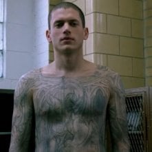 Wentworth Miller, nel rulo di Michael Scofield, mostra per la prima volta la mappa nascosta nei suoi tatuaggi nell'episodio 'Fratelli' della serie Prison Break