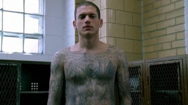 Wentworth Miller, nel rulo di Michael Scofield, mostra per la prima volta la mappa nascosta nei suoi tatuaggi nell'episodio 'Fratelli' della serie Prison Break