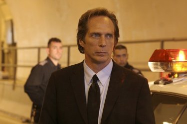 William Fichtner è l'Agente Speciale Alexander Mahone nella serie tv Prison Break, episodio: Chiusi in trappola