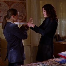 Alexis Bledel e Lauren Graham: Rory ha finalemente ritrovato il suo braccialetto nell'episodio 'Un ragazzo difficile' della serie Una mamma per amica