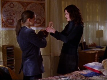 Alexis Bledel e Lauren Graham: Rory ha finalemente ritrovato il suo braccialetto nell'episodio 'Un ragazzo difficile' della serie Una mamma per amica