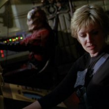 Amanda Tapping interpreta Sam Carter, qui impegnata in una gara di velocità tra astronavi nell'episodio 'Corsa spaziale' della serie Stargate SG-1