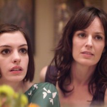 Anne Hathaway E Rosemarie Dewitt In Una Scena Del Film Rachel Getting Married 85608