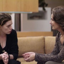 Anne Hathaway E Rosemarie Dewitt In Una Sequenza Del Film Rachel Getting Married 85610