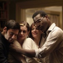 Anne Hathaway Tunde Adebimpe E Rosemarie Dewitt In Una Scena Del Film Rachel Getting Married 85612