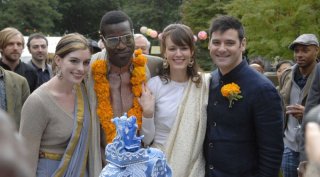 Anne Hathaway, Tunde Adebimpe e Rosemarie Dewitt in una sequenza di Rachel Getting Married