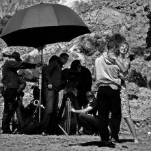 Benno Fürmann (di spalle) e Nina Hoss sul set del film Jerichow