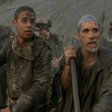 Bra'tac e Rya'c, interpretati da Tony Amendola e Neil Denis, imprigionati in un campo di lavori forzati nell'episodio 'Orpheus' della serie Stargate SG-1