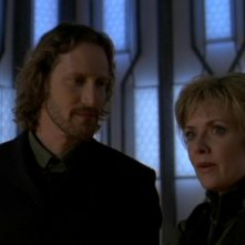 Christopher Heyerdahl insieme a Amanda Tapping in una scena dell'episodio 'Revisioni' della serie tv Stargate SG-1