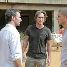 Da sinistra: Chris Vance, William Fichtner e Wentworth Miller discutono all'interno del carcere Sona nell'episodio 'Interfernza' della serie Prison Break