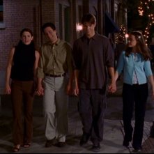 Da sinistra: Laurel Graham, Scott Cohen, Jared Padalecki e Alexis Bladel nell'episodio: Ripensamenti della serie Una mamma per amica