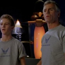 Due Jack O'Neill, il giovane interpretato da Michael Welch, l'adulto da Richard Dean Anderson nell'episodio 'Fragile equilibrio' della serie Stargate SG-1