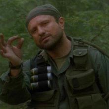 Enrico Colantoni nel ruolo di Burke, una vecchia conoscenza di O'Neill nella serie Stargate SG-1, episodio: Evoluzione (parte 2)