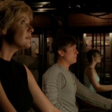 In primo piano Amanda Tapping, a seguire Corin Nemec e in fondo Emily Holmes nell'episodio 'Disastro imminente' della serie Starate SG-1