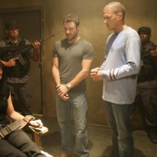 Jodi Lyn O'Keefe insieme a Chris Vance e Wentworth Miller in un momento dell'episodio 'Pioggia di polvere' della serie Prison Break