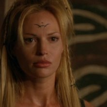 La bellissima Jolene Blalock interpreta Ishta nell'episodio 'Diritto di nascita' della serie Stargate SG-1