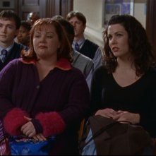 Lauren Graham insieme a Melissa McCarthy assistono a un dibattito di Rory nell'episodio 'Poteva essere tutto diverso' nella serie Una mamma per amica