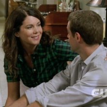 Lauren Graham insieme (di spalle) a David Sutcliffe in un momento dell'episodio 'Emergenza cipolline' della serie Una mamma per amica