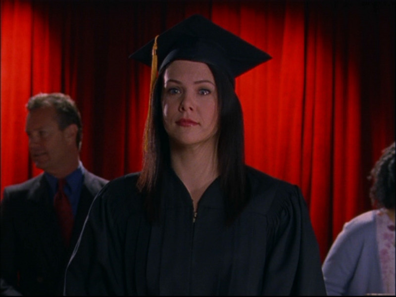 Lauren Graham nei panni di Lorelai, commossa per il risultato raggiunto nell'episodio 'Il Giorno del Diploma' della serie Una mamma per amica