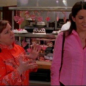 Melissa McCarthy insieme a Lauren Graham nella serie tv Una mamma per amica, episodio: La Festa di Fidanzamento