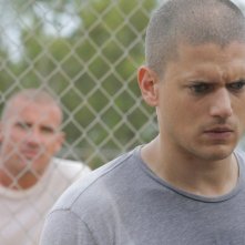 Michael, ritratto da Wentworth Miller, riceve cattive notizie da suo fratello, interrpetato da Dominic Purcell, nell'episodio 'Photofinish' della serie Prison Break