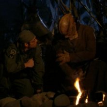 Michael Shanks, nel ruolo di Daniel, mentre conferisce con il capo degli Unas nell'episodio 'La miniera nemica' della serie Stargate SG-1
