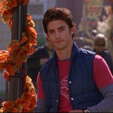 Milo Ventimiglia interpreta Jess, il nipote ribelle di Luke nella serie Una mamma per amica, episodio: La casa dei ricordi