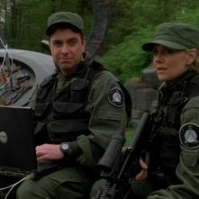 Patrick McKenna e Amanda Tapping cercano di rimettere la rete degli Stargate in funzione nell'episodio 'Rete bloccata' della serie Stargate SG-1
