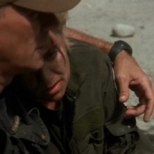 Richard Dean Anderson e Amandta Tapping: in questa scena O'Neill sta confortando Carter dopo una lunga giornata di battaglia nell'episodio 'Presagio di morte' della serie Stargate SG-1