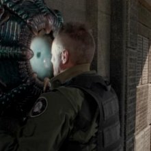 Richard Dean Anderson, nel ruolo di O'Neill mentre si sottopone nuovamente al download delle conoscenze degli Antichi nell'episodio 'Città perduta (parte 1)' della serie Stagate SG-1