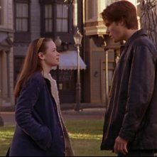 Rory, Alexis Bledel, e Dean, interpretato da Jared Padalecki, litigano per via di Jess nell'episodio 'L'asta dei cestini' della serie Una mamma per amica