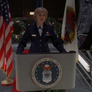Sam, ritratta da Amanda Tapping, sta commemorando la memoria di Janet, caduta sul campo in 'Eroi (parte 2)' della serie Stargate SG-1