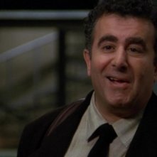 Saul Rubinek interpreta Emment Bregman, il giornalista incaricato di girare un documentario dell'SGC nell'episodio 'Eroi (prima parte)' della serie Stargate SG-1