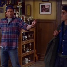 Scott Patterson da il benvenuto a Milo Ventimiglia che, nella serie Una mamma per amica, interpreta suo nipote Jess, episodio: Lo zio Luke