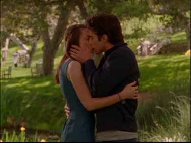 Un bacio appassionato tra i personaggi di Milo Ventimiglia e Alexis Bledel nell'episodio 'Ritorno di fiamma' della serie Una mamma per amica