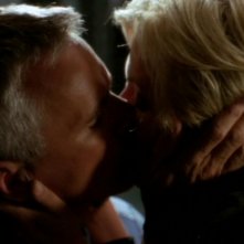 Un bacio 'virtuale' tra O'Neill, Richard Dean Anderson, e Carter, Amanda Tapping, nell'episodio 'Grace' della serie Stargate SG-1