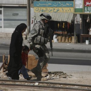 Un'immagine del film The Hurt Locker diretto da Kathryn Bigelow