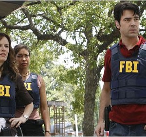 Gina Torres, Ron Livingston e Rosemarie DeWitt in una scena di Standoff