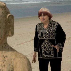 Agnès Varda in una sequenza de Les Plages d'Agnès