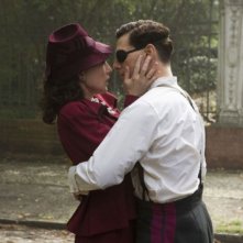 Carice van Houten e Tom Cruise in una scena del film Valkyrie