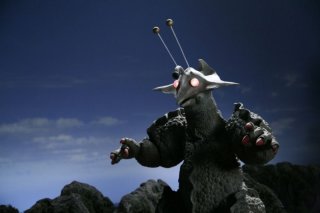 Il terribile Guilala in una scena del film Monster X Strikes Back: Attack the G8 Summit!