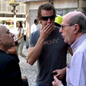 Leon Cakoff, Ricardo Trêpa e il regista Manoel de Oliveira sul set del film Do Visível ao Invisível