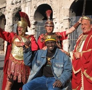Thierno Thiam e i gladiatori romani sul set del film Billo - Il Grand Dakhaar